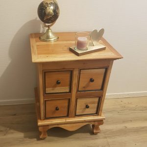 La Table de chevet en acacia