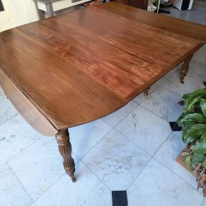 La Table en Noyer et ses Rallonges en Chêne Rouge
