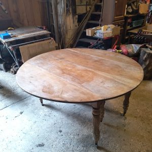 La Table en Noyer et ses Rallonges en Chêne Rouge