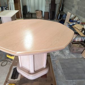 La Table et ses Quatre Chaises Modernisées