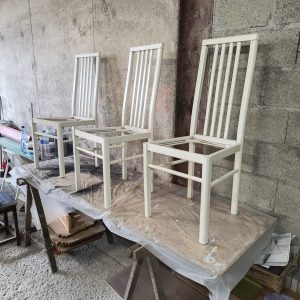 Les Trois Chaises Modernisées