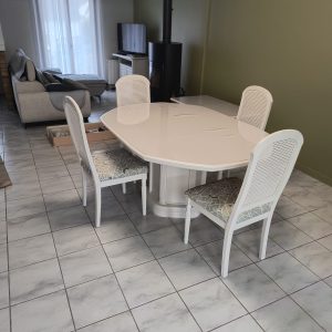 La Table et ses Quatre Chaises Modernisées